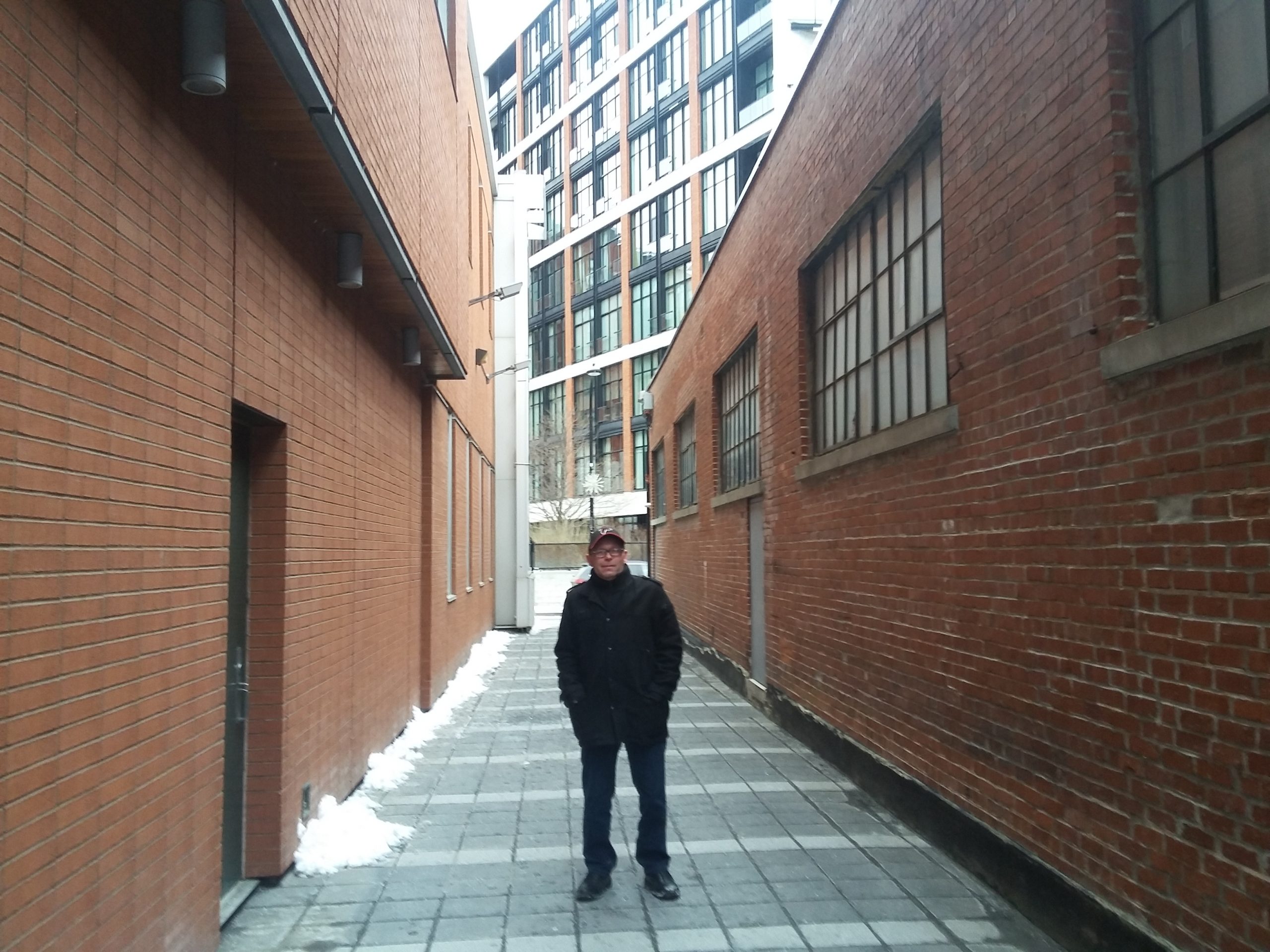Francis dans les ruelles modernes du Vieux-Montréal
